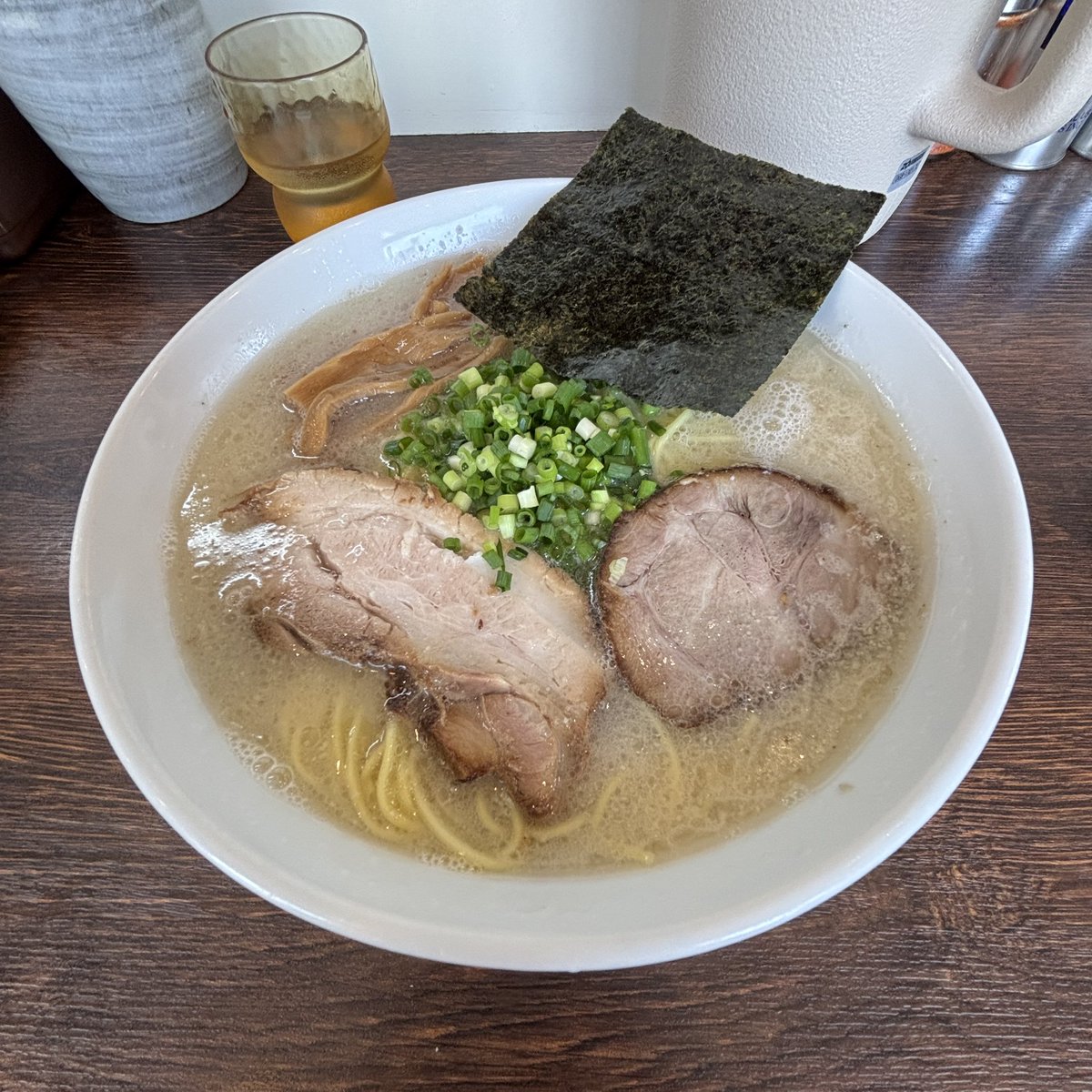 本日のラーメンは埼玉県富士見市の麺屋三四郎さん『Sio豚骨(大盛)』

近くに仕入れに来た時は必ず寄るクオリティーの高い塩豚骨ラーメン

二種類のチャーシューがデフォルトなのも嬉しい

毎度スープまで飲み干してしまう