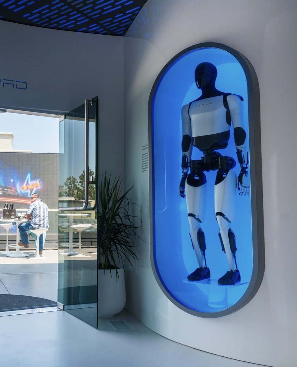 Optimus at the Tesla Diner. 🔥