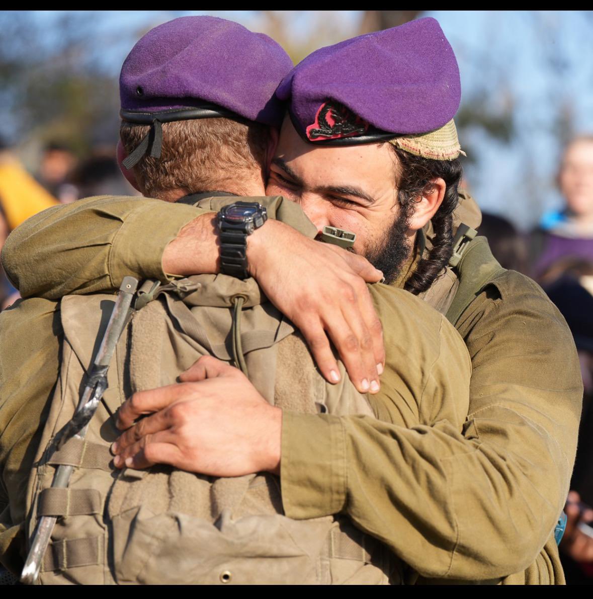 Yaakov_Nitzan's tweet image. ביום של אהבת חינם – ממשיכים את דרכו של גלעד
ביום ראשון הקרוב, ב’ באב – היום שבו היה אמור גלעד ניצן ז”ל לחגוג את יום הולדתו ה-25 – נקיים יום של אהבת חינם לזכרו.
גלעד, לוחם בסיירת גבעתי, נפל בקרב בעזה במלחמת “חרבות ברזל”, בי”ט בחשוון תשפ”ד. נפילתו הותירה בליבנו שבר עמוק – אבל גם…