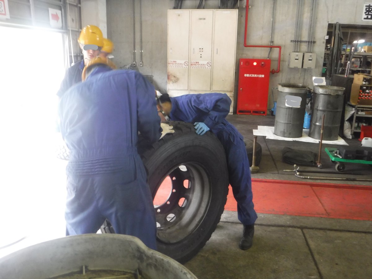 1log_nerima's tweet image. 第1整備大隊火器車両整備中隊です。
本日は車両整備特技練成の様子を紹介します。
若年隊員が上級陸曹の指導の下、エンジンの整備やタイヤの組み換えを練成しました。
頼れる車両整備員となれるよう、仲間と共に頑張ります。
#1後支 #整備