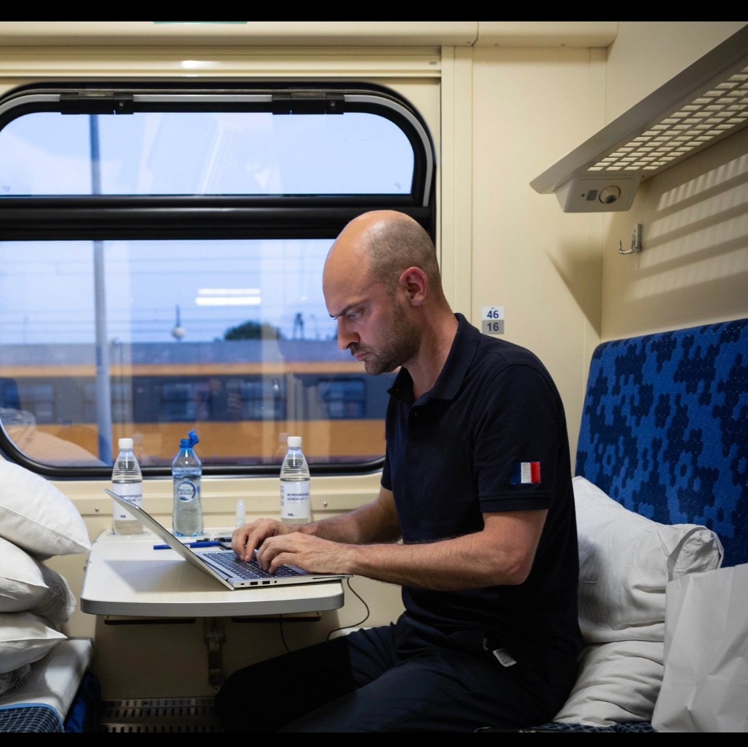 Jean-Noël Barrot a cru bon se faire photographier dans le train le menant à Kiev.
Nous y voyons le chef de notre diplomatie assis sur d'épais coussins.
Que notre ministre doive ainsi prendre soin de son auguste fessier, éléments essentiel de nos relations internationales, prouve
