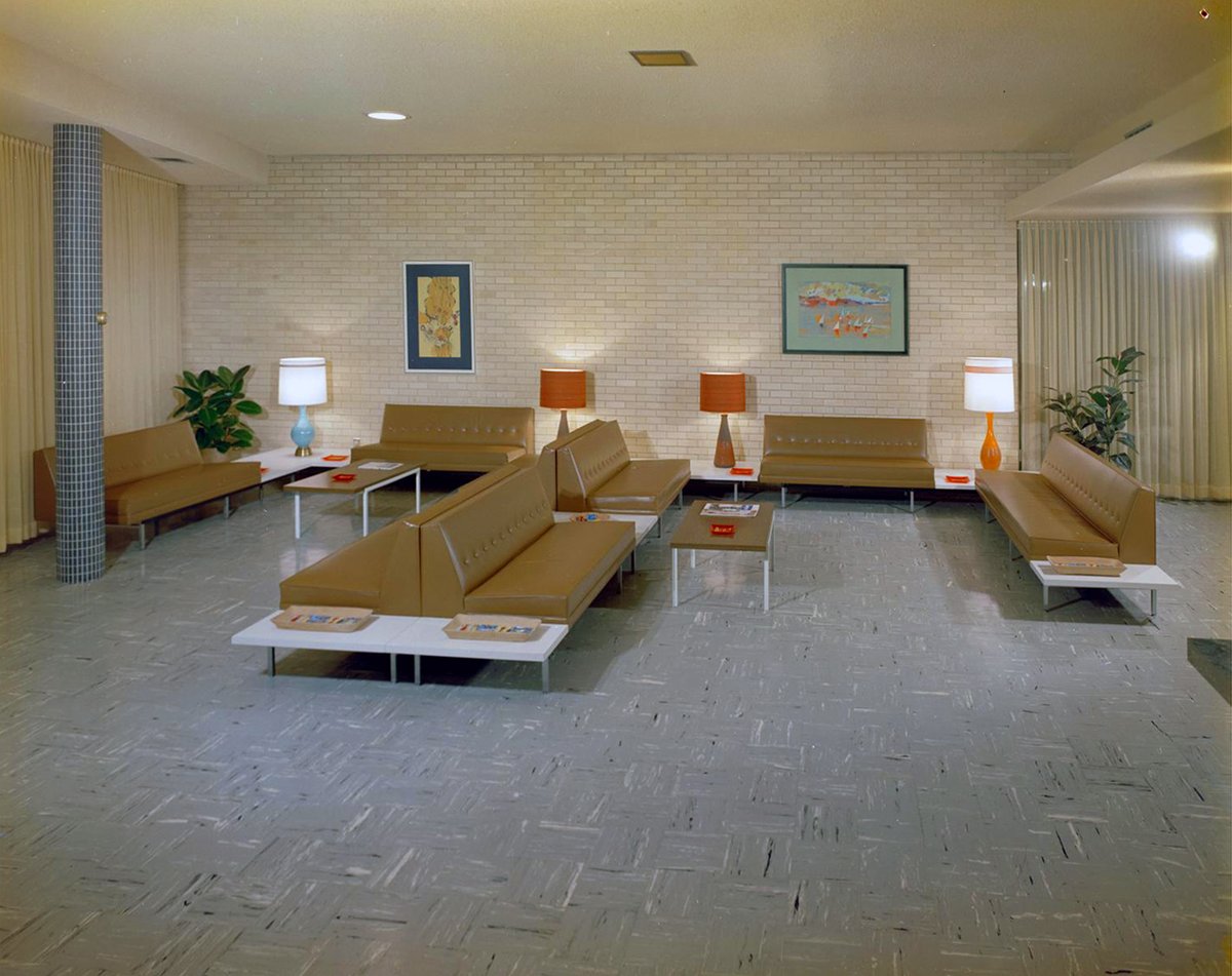 TracesofTexas's tweet image. A hotel lobby in Austin, 1958. I am not great with design styles, but am I right in saying that this is mid-century modern, that it's all the rage right now, and that this same layout would cost a pretty penny?
Taken by Austin commercial photographer Dewey Mears and courtesy the…