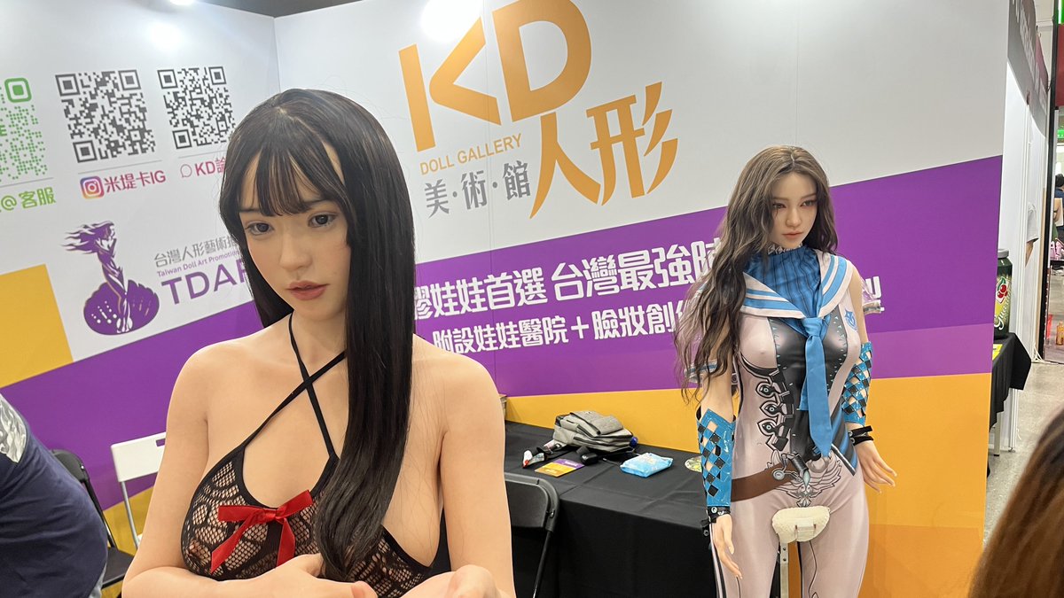anny_lin0811's tweet photo. 這次CU展人真的少好多⋯
但是很感謝現場攤位的美女願意跟我們娃娃互動真的感動🥲

感謝日本coser 九条小姐都親自來攤位拍照互動，真的太有心了，很開心她還記得我們第一屆的一面之緣🥹

紅姐的大駕光臨怎麼可以不用西瓜跟沙拉油迎接她呢😂
#KD人形美術館
#台灣人形藝術推廣協會 
#CU02 https://t.co/vA1GoNHqnv