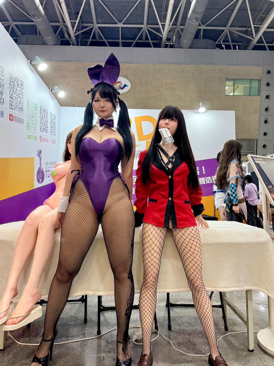 anny_lin0811's tweet photo. 這次CU展人真的少好多⋯
但是很感謝現場攤位的美女願意跟我們娃娃互動真的感動🥲

感謝日本coser 九条小姐都親自來攤位拍照互動，真的太有心了，很開心她還記得我們第一屆的一面之緣🥹

紅姐的大駕光臨怎麼可以不用西瓜跟沙拉油迎接她呢😂
#KD人形美術館
#台灣人形藝術推廣協會 
#CU02 https://t.co/vA1GoNHqnv