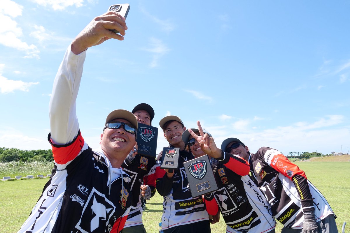 JB TOP50 遠賀川戦
試合とは離れたシーンで印象的だったのが、Team JACKALLの「絆」。
個人戦であるはずの舞台で、互いを高め合い、支え合う仲間たちの存在が光っていました。共に頂点を目指すプロチームの姿には、勝敗を超えた熱さと信頼が宿っていました。

遠賀川戦まとめ:
jackall.co.jp/bass/column/jb…