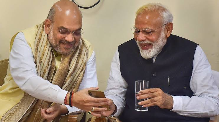 dekhane_mukul's tweet image. AS : Ye dekhiye.. Rajnath ji, Tharoor , Vasundhara ji ko VP bana diya hai social media pe....
NaMo : Hahahahaha...