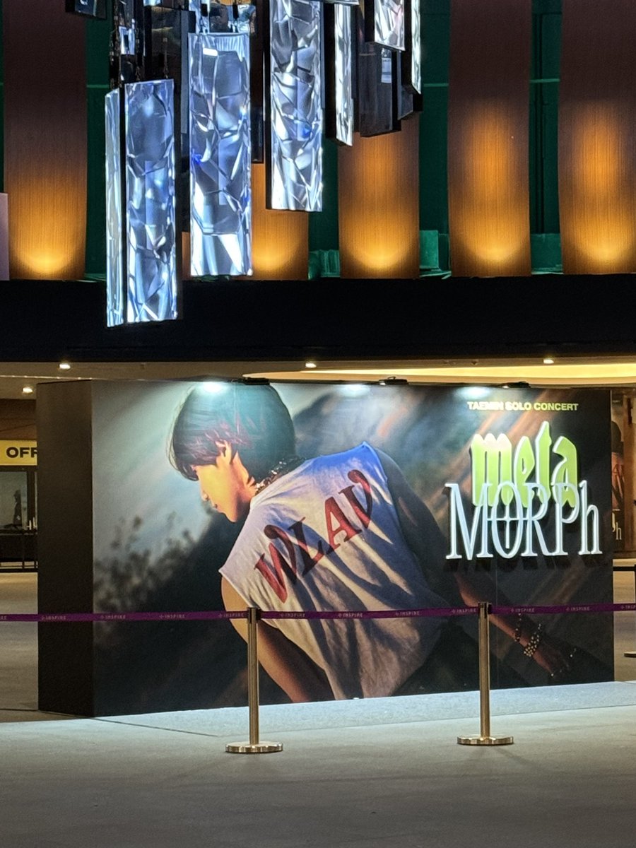 문의가 있었지만 혹여 타 아티스트와의 비교 등으로 과열될까 조심스러워서 직접적으로 밝히지 않았는데, 모두 알고 계시면서 확신만 못하시는듯 해서 밝힙니다. 인스파이어에서 진행했던 태민씨 콘서트의 경호를 맡았던 게 맞습니다. 당시 부드럽게 대응하라고 클라이언트가 대화 예시까지 주셨어요.