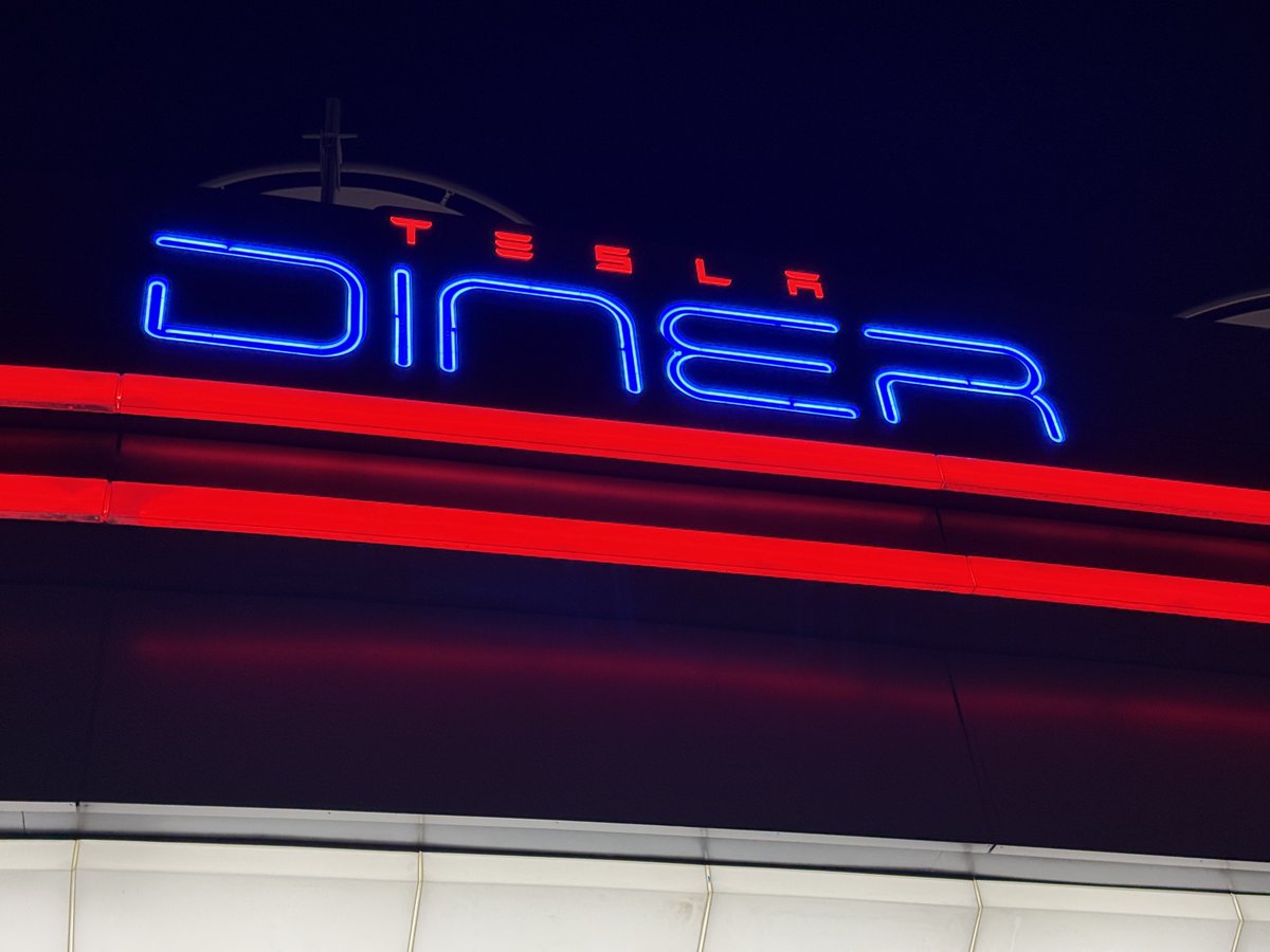 RetonKao's tweet image. 很榮幸參與到全美第一間 Tesla’s Diner 開幕,也是馬斯克的第一間餐廳。24/7 的賽博龐克主題風格餐廳提供全天候餐點之外,還能將特斯拉停在此充電,自動連接餐廳菜單與大螢幕電影院的音響,邊充邊吃邊看電影。這種要現代又復古的風格,體現在現代建築與穿著溜冰鞋送餐的服務員。