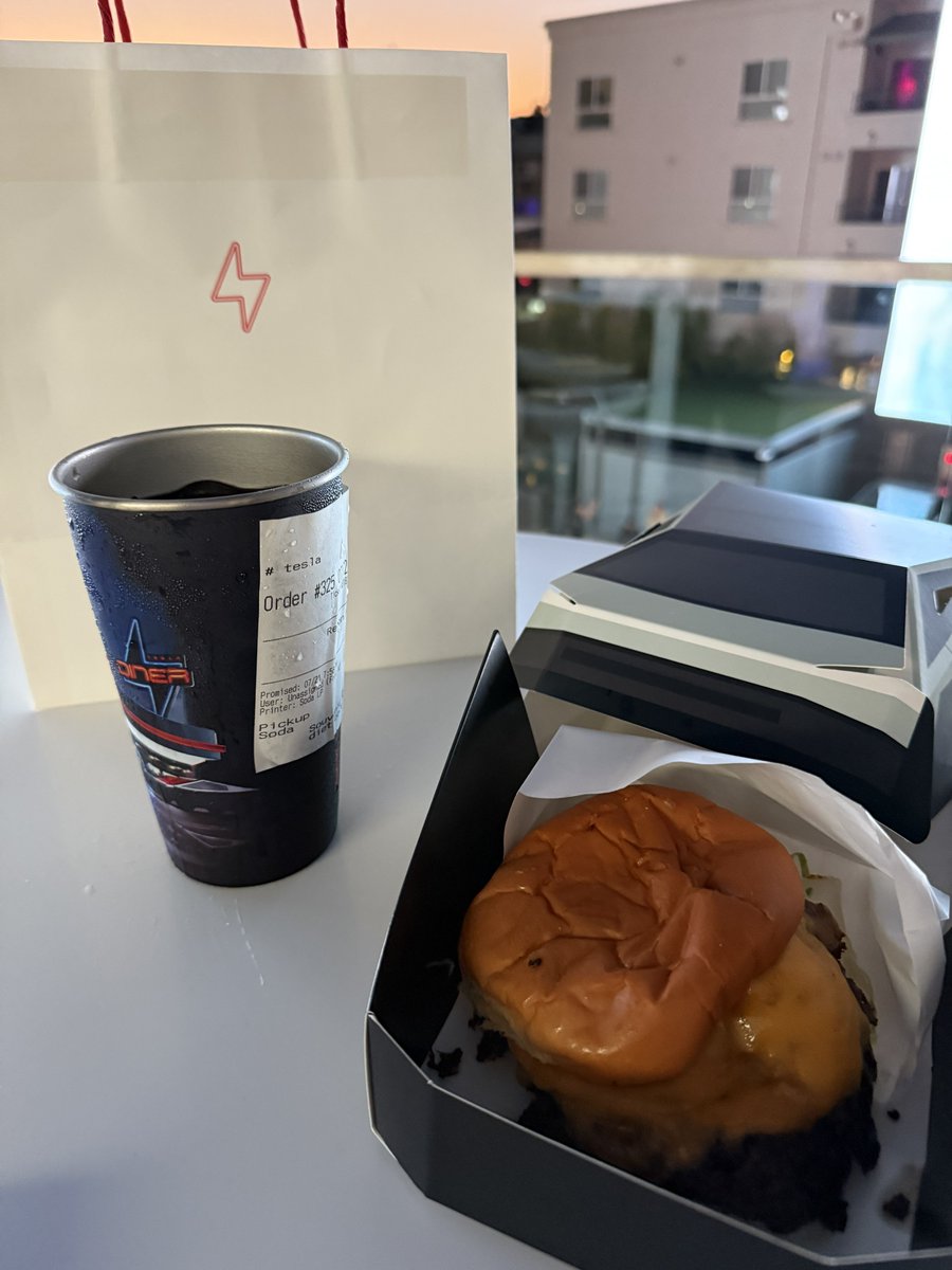 RetonKao's tweet image. 很榮幸參與到全美第一間 Tesla’s Diner 開幕,也是馬斯克的第一間餐廳。24/7 的賽博龐克主題風格餐廳提供全天候餐點之外,還能將特斯拉停在此充電,自動連接餐廳菜單與大螢幕電影院的音響,邊充邊吃邊看電影。這種要現代又復古的風格,體現在現代建築與穿著溜冰鞋送餐的服務員。