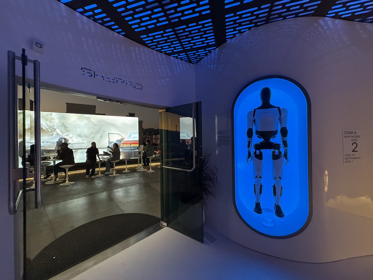 RetonKao's tweet image. 很榮幸參與到全美第一間 Tesla’s Diner 開幕,也是馬斯克的第一間餐廳。24/7 的賽博龐克主題風格餐廳提供全天候餐點之外,還能將特斯拉停在此充電,自動連接餐廳菜單與大螢幕電影院的音響,邊充邊吃邊看電影。這種要現代又復古的風格,體現在現代建築與穿著溜冰鞋送餐的服務員。