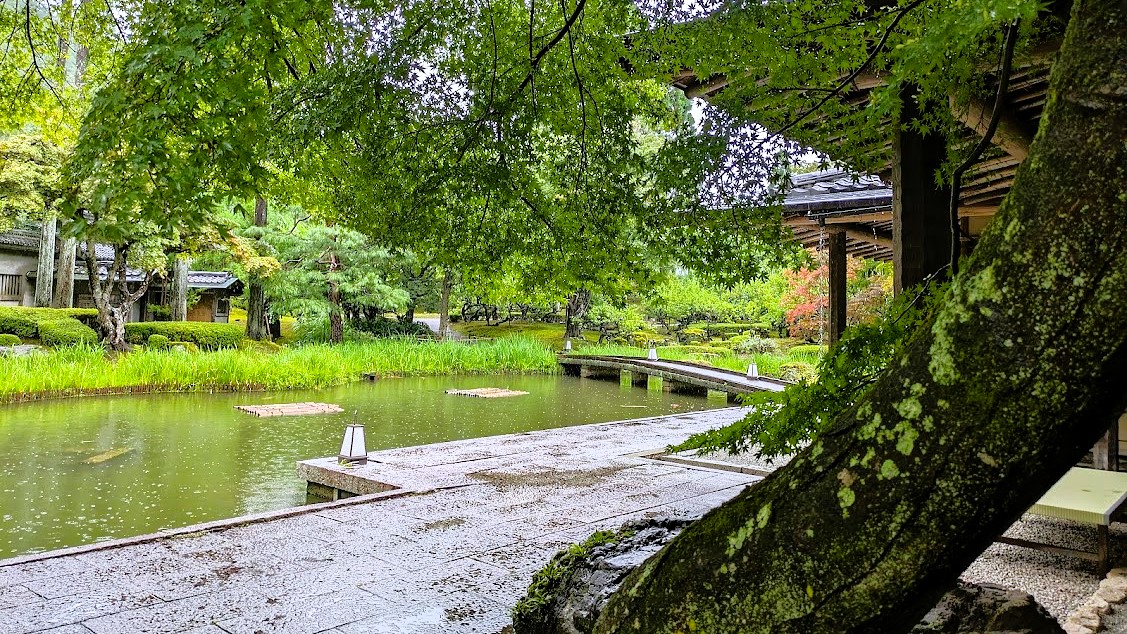 Tokyonobo's tweet image. In a corner of the Shozan Resort in northern Kyoto, there is a Japanese garden called Shozan Garden. Since we I had some time after lunch, I decided to explore the garden and the Japanese architecture within the grounds. #しょうざん庭園 #峰玉亭