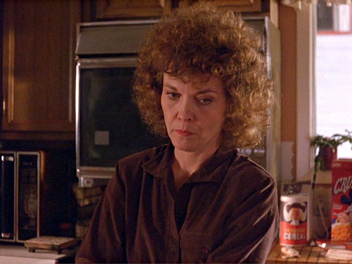 thegrayfruit's tweet image. just got Sarah Palmer jumpscared watching seinfeld. same actress