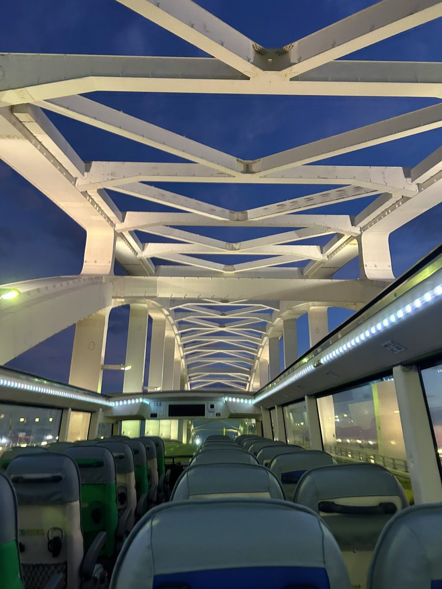 📍#大阪・関西万博 📍
花火大会＆特別車両の写真をお届けです🚌
2階建てオープントップバスの車窓から見える大阪の夜景は、とっても大迫力です✨

特別車両は明日23日に運行予定です！
ぜひその雄姿を見にきてください！
#EXPO2025 #expo2025_japan

🔽特別車両の詳細はコチラ
nishinihonjrbus.co.jp/news/detail/19…