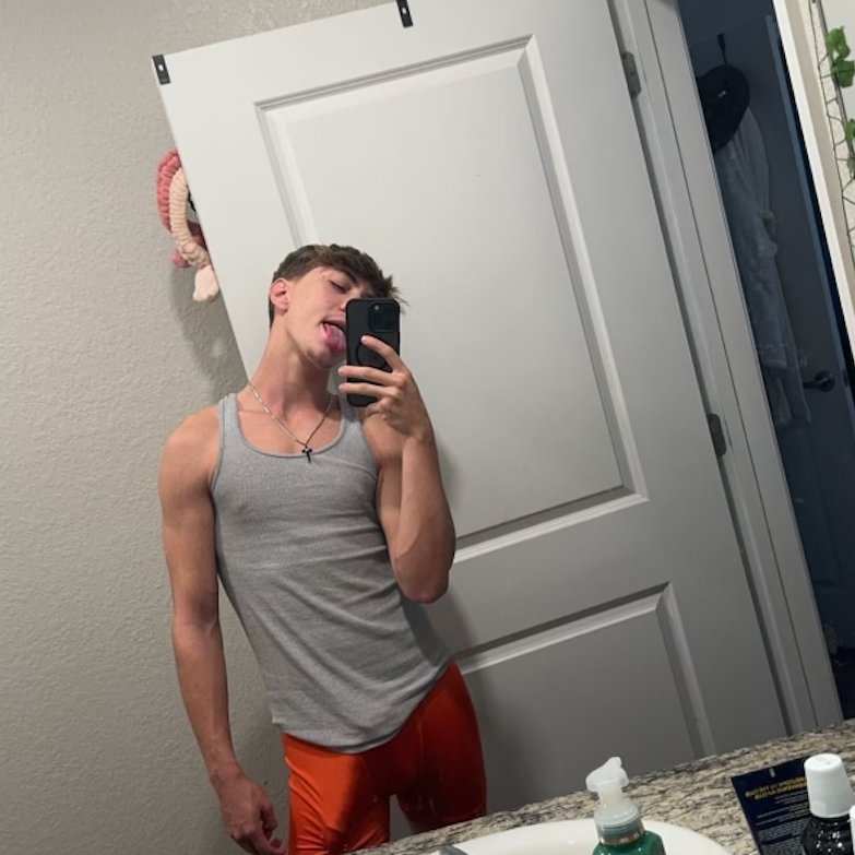say hi for a suprise d pic in ur dms 😝