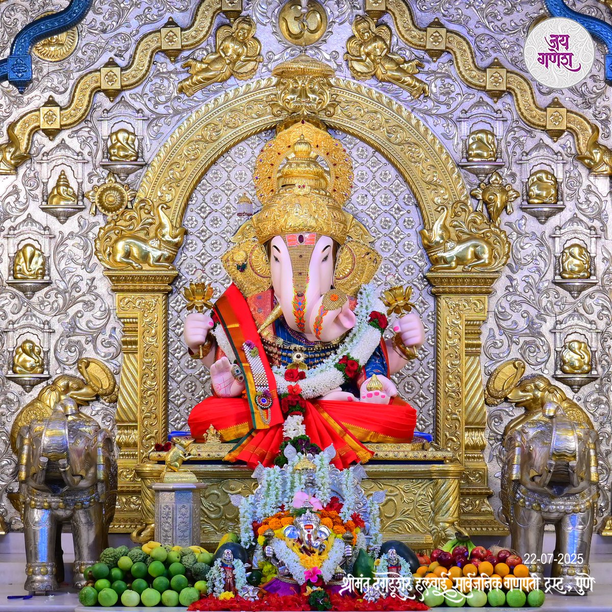 DagdushethG's tweet image. मंगळवारचे सजलेले बाप्पांचे सुंदर रूप🌺
dagdushethganpati.com
#shrimant #dagdushethhalwaiganpati
#shrimantmoraya
#shrimantdagdusheth
#dagdusheth #dagdushethganpati #pune #punekar #suvarnyug #maharashtra #mumbai #devotional
