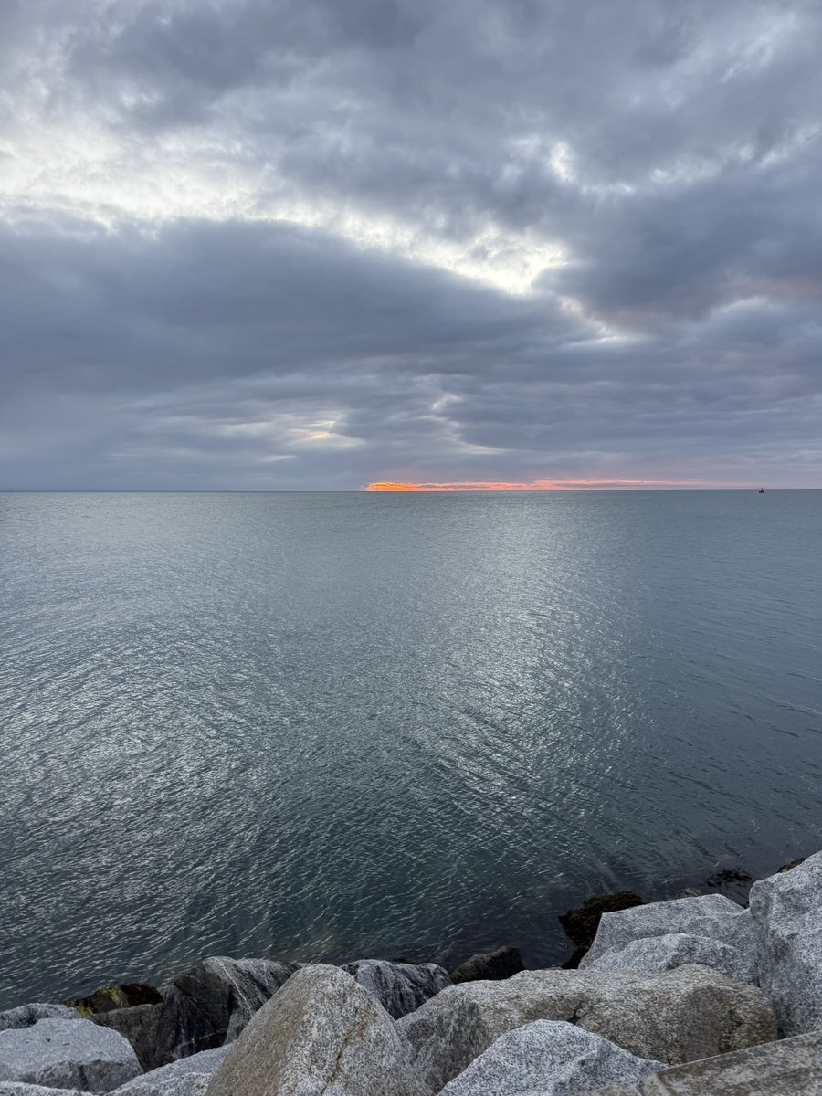 ostizeuropean's tweet image. Tuesday morning sun rising slowly. Brixham harbour walk