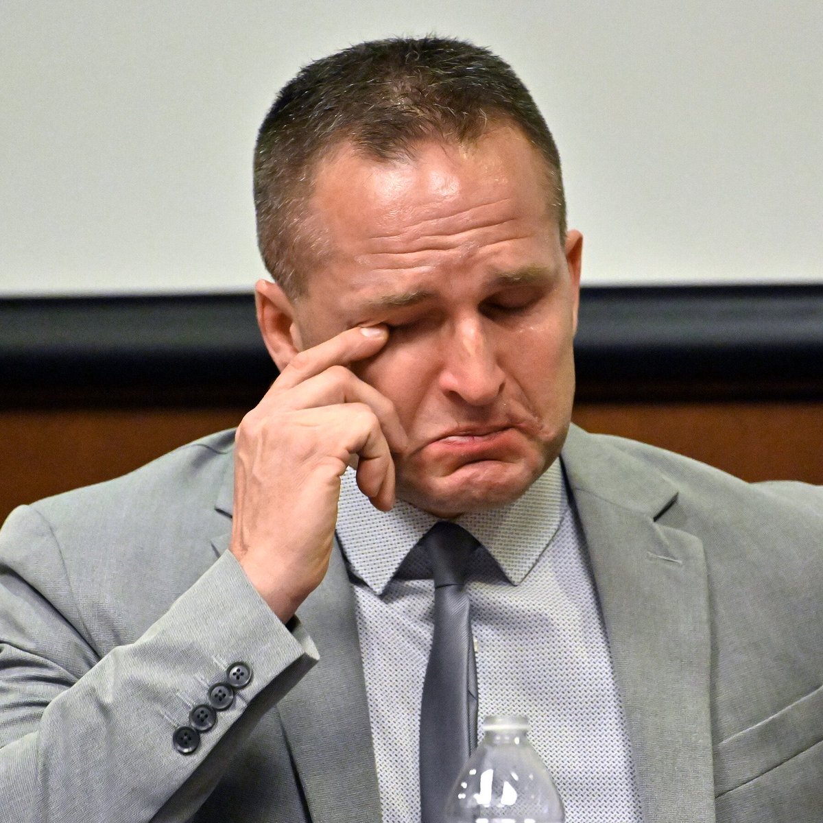 BmbEmpower's tweet image. #BrettHankison has received a sentence of 33 months in prison along with 3 years of supervised release for infringing upon #BreonnaTaylor's #civilrights during the no-knock raid that tragically took her life.
Hankison stands as the sole officer found guilty in relation to the…
