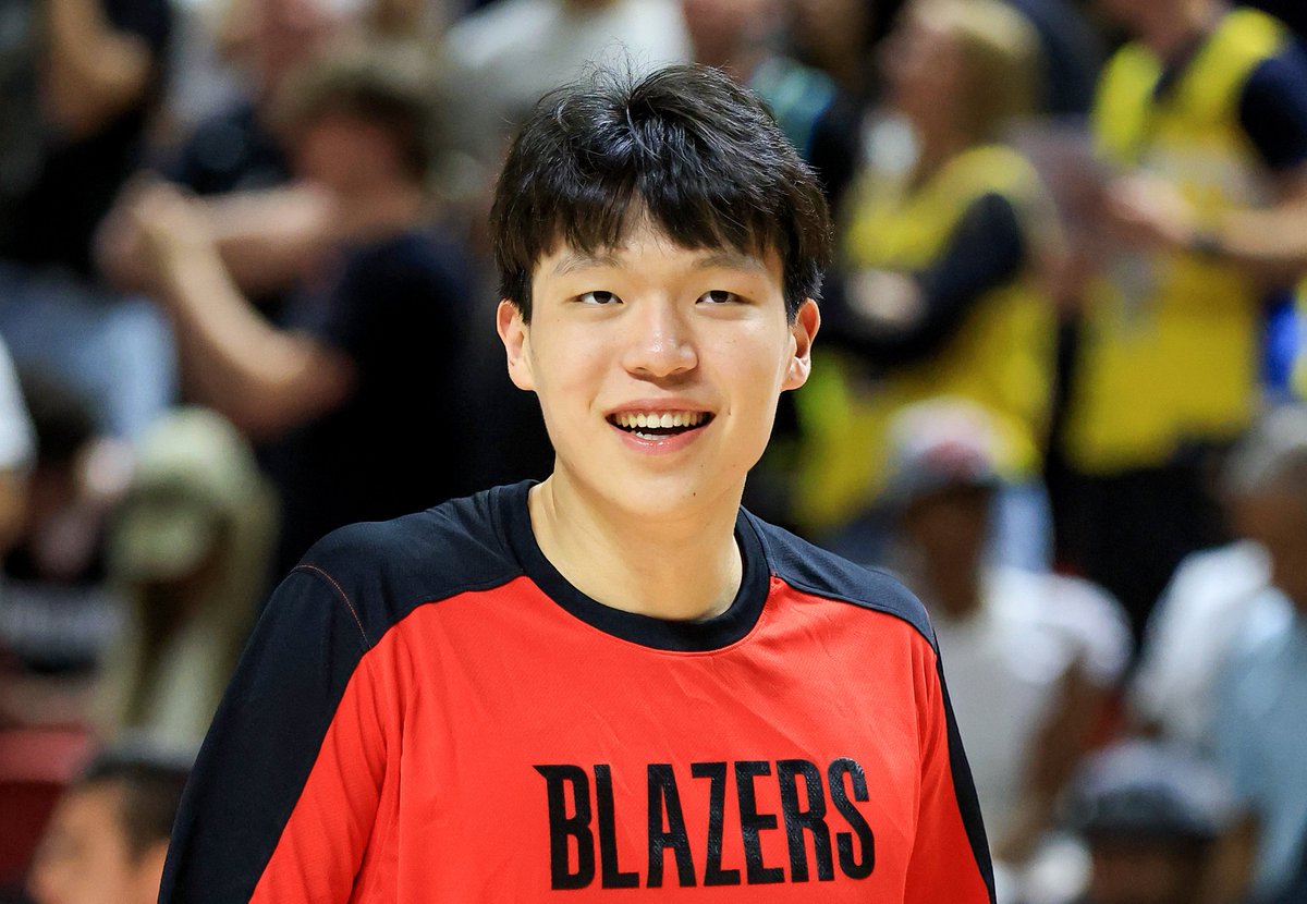 CGTNSportsScene's tweet image. #Dame spoke highly of 🇨🇳 Yang Hansen:
"This is a real player... He got some stuff to him and that good for a rookie coming over not from the United States.... You can tell the way he plays and how he goes about it he has like some real confidence."
@Dame_Lillard @trailblazers