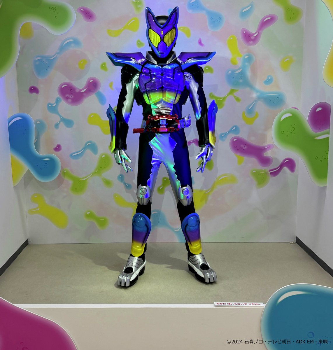 TOEI_PR's tweet image. [#仮面ライダーガヴ 夏だ！ガヴっと仮面ライダーサマーパーティー]
京王百貨店新宿店 7階大催場 で開催中！

実際の仮面ライダーガヴの撮影で使用した貴重な小道具や衣装が展示！
会場にはガヴ達に加え、平成、令和に活躍した仮面ライダー達の展示も！…