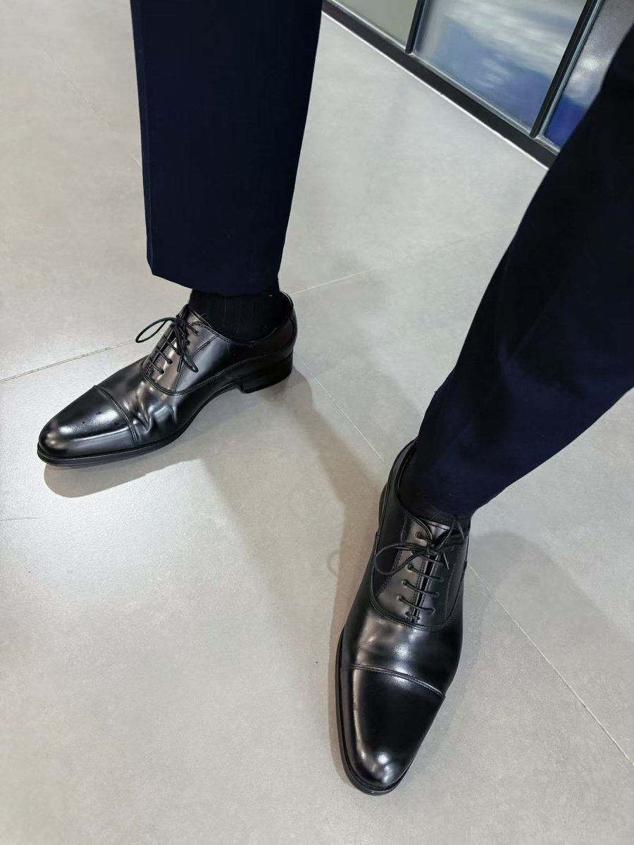 骚逼，跪下来舔！