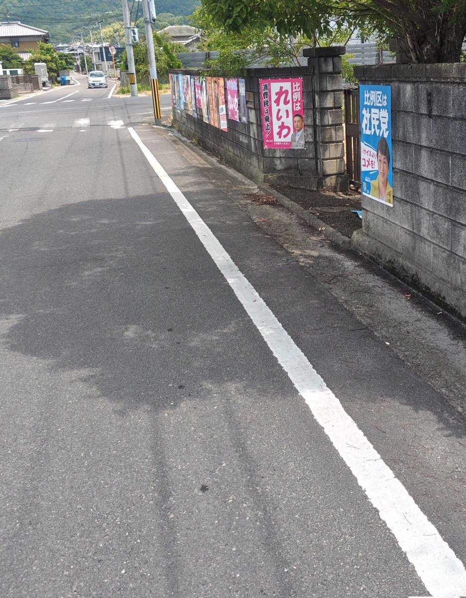 NWt01NX2bcLWmhh's tweet image. 移動移動で本日も走りっぱなし。休業スタンド様は剥がしていただいてて感謝。またまた移動で植木屋さん共同ポスに貼り替え。その後道向の新規ですが絶体絶命の大ピンチ。許可得て庭側からチャレンジも…。とりあえず両面で無理やり上貼り。下まで手が届かず小物でなんとか貼れた。来年は要注意やな。
