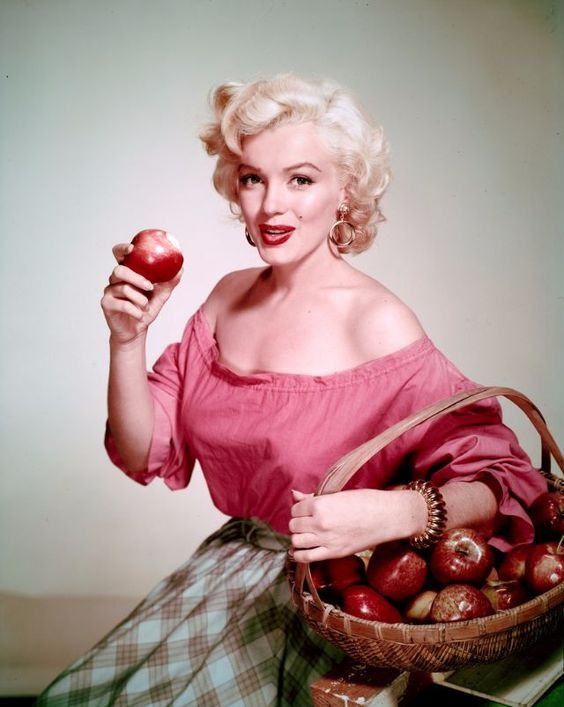 Noirchick1's tweet image. Who is the apple of your eye? Marilyn or Hedy?