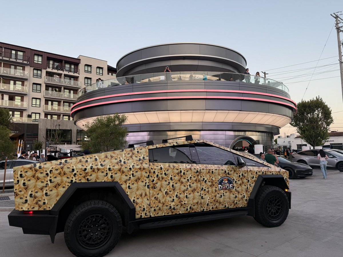 dogetipping's tweet image. Been representing DOGE @Tesla Diner today.
Pity we don’t have dogecoin accepted.
But happily spread meme out there!🚀
More videos coming stay tuned😏