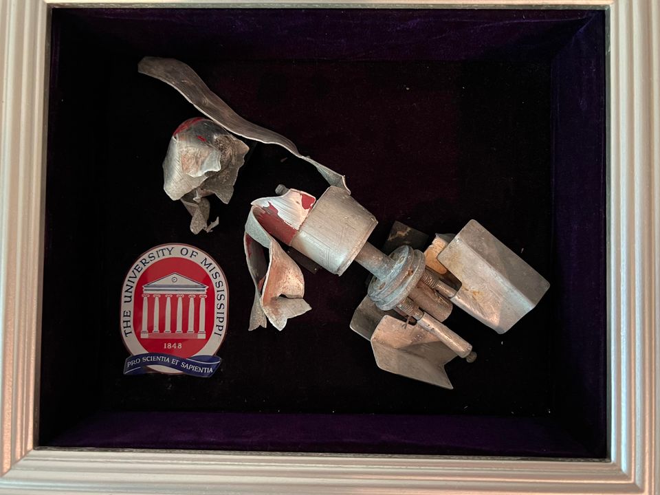 CaptLowry's tweet image. I present to you a relic from the LAST Battle of the Civil War. This is a 37mm, long range, tear gas projectile. Notice the folding fins on the rear. It was picked up on the campus of Ole Miss, in 1962, after the James Meredith riot the night before.
Some of the old alumni send…