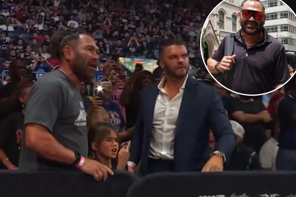 nypost's tweet image. Johnny Damon’s daughter flips off TNA wrestlers during Slammiversary on Long Island trib.al/pWQhEuk