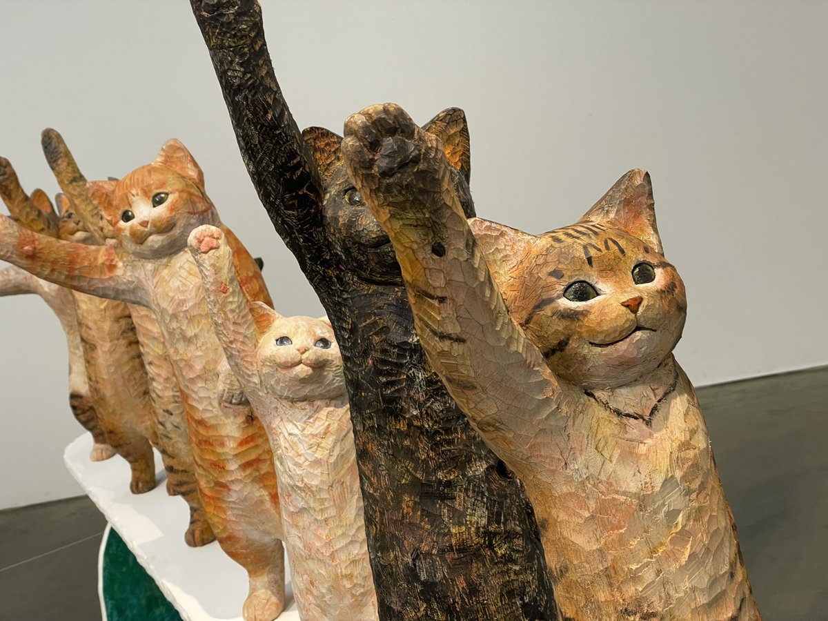 wake_fan2023's tweet image. 瀬戸内市立美術館で、「花房さくら木彫展」が行われています😺
猫をモチーフにした展示がとても可愛らしかったです✨
にゃんこ太郎のポストカードも置いていただきました😺
#推し武道を推す自治体 #和気町 #にゃんこ太郎