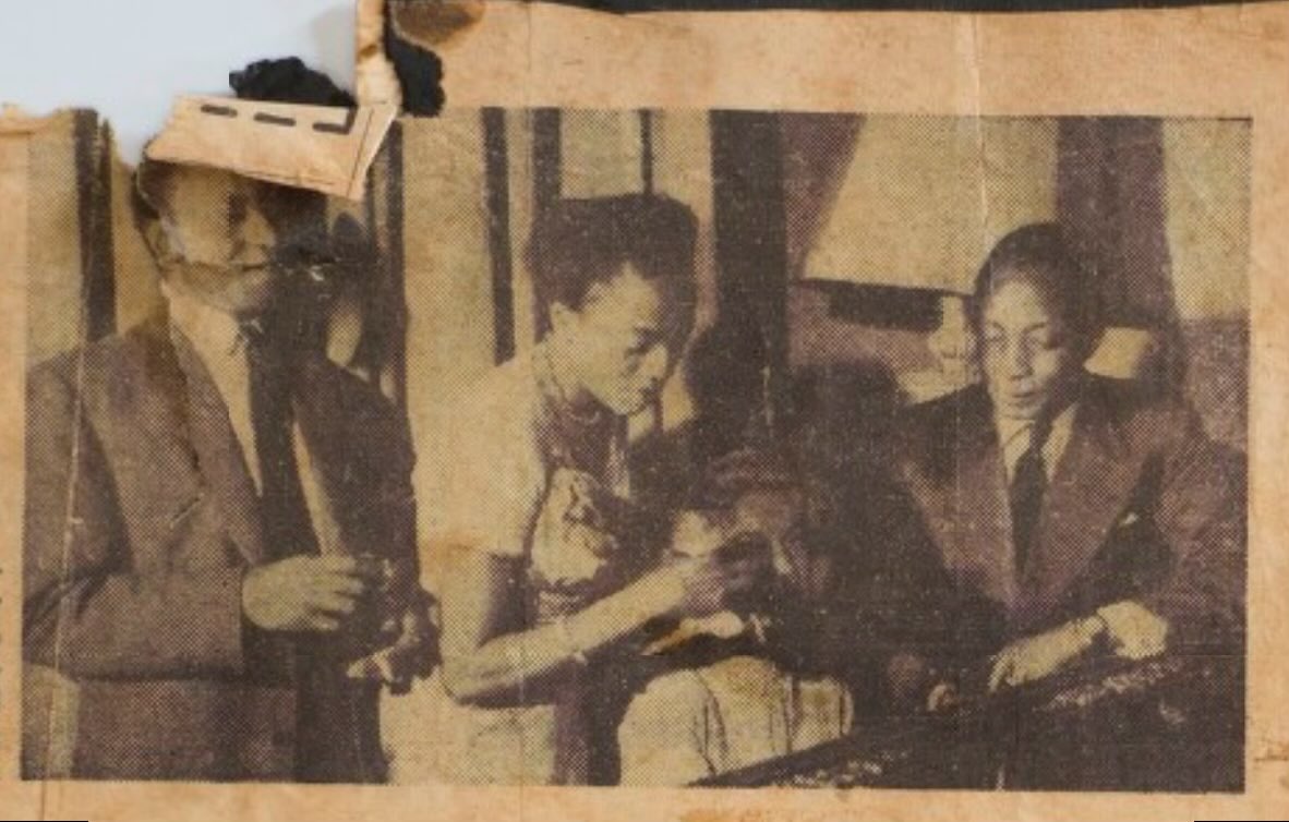 iamabubakhr's tweet image. 📁📸 : Kabaka Walugembe Frederick Edward Muteesa II and his brother, Prince Henry(L), celebrate Henry’s graduation from Oxford with a song and a quiet little drink.