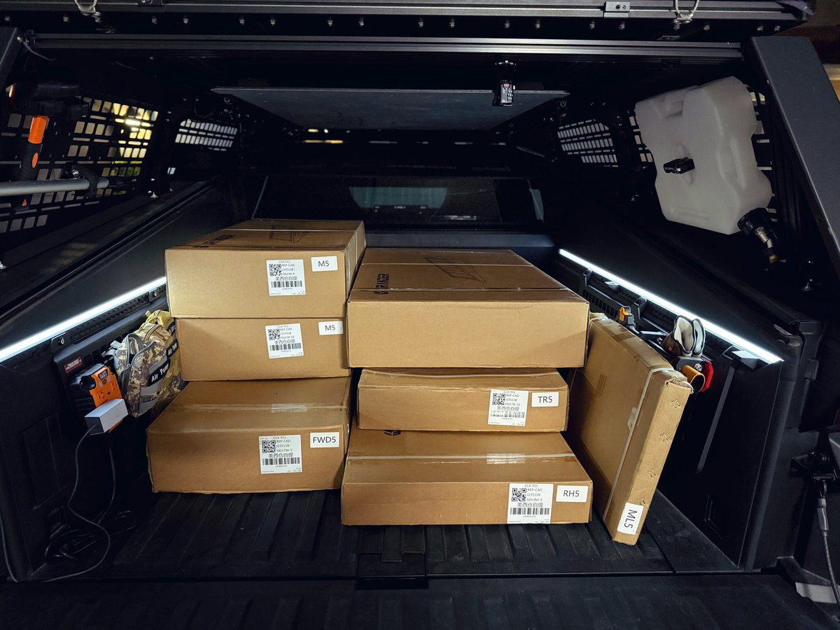 affinity892's tweet image. My @Cybertruck is ready to get surgery for @UranderOfficial 's new gen2 bed cap system 🔥🔥