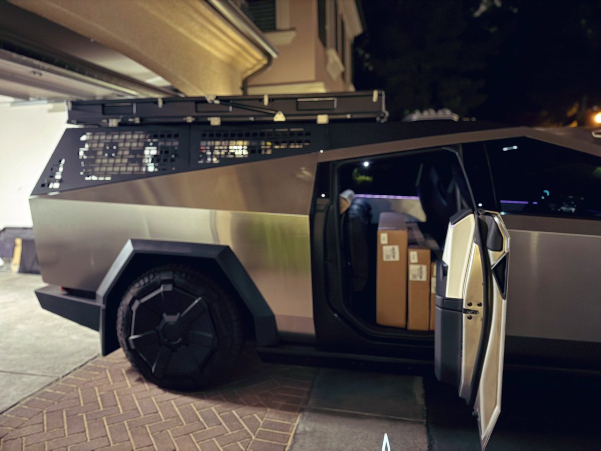 affinity892's tweet image. My @Cybertruck is ready to get surgery for @UranderOfficial 's new gen2 bed cap system 🔥🔥