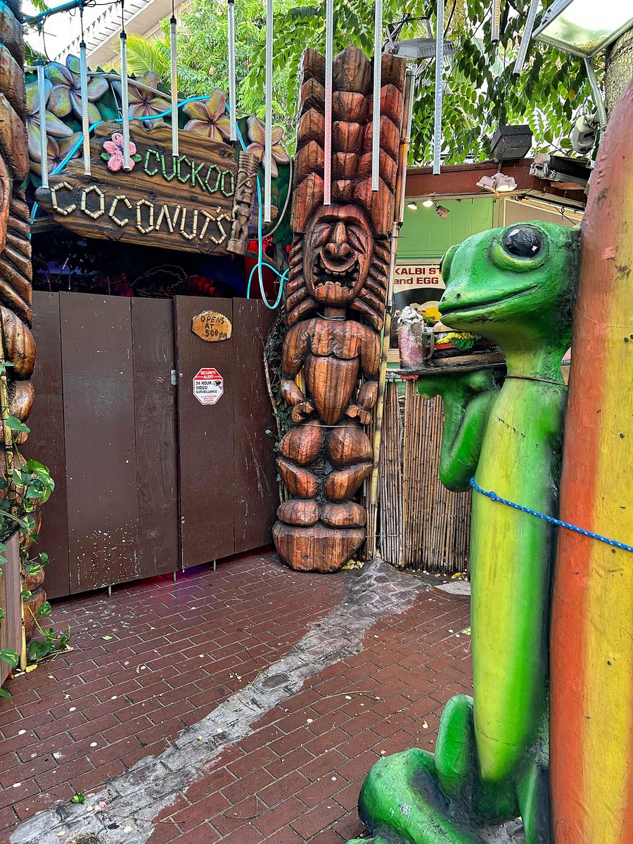 joeyartist's tweet image. You never know what you'll see in Waikiki!