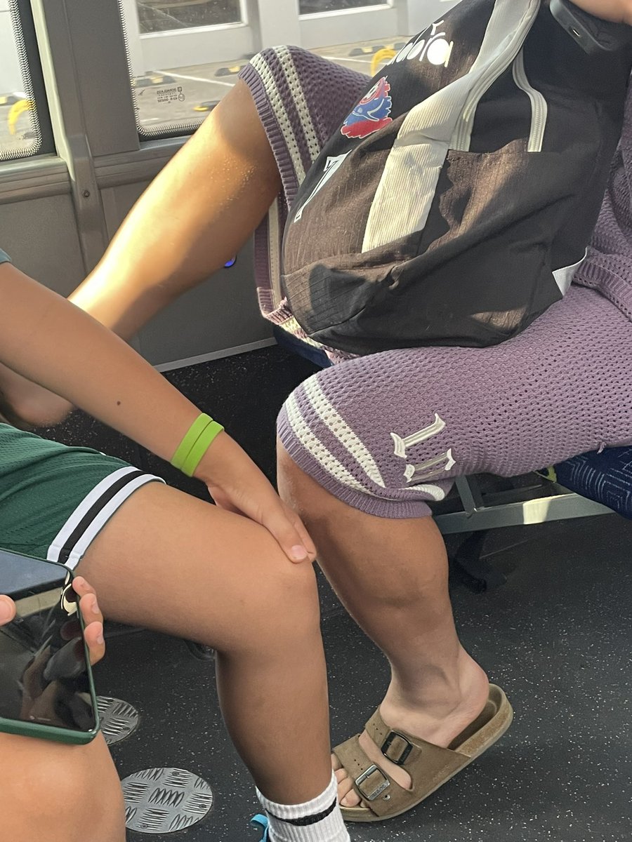 הוא היה מספיק זמן כדי לשים את הרגל על המושב גם כשיש לידו נוסע.
ואז הוא הרים את התיק והכל הסתדר