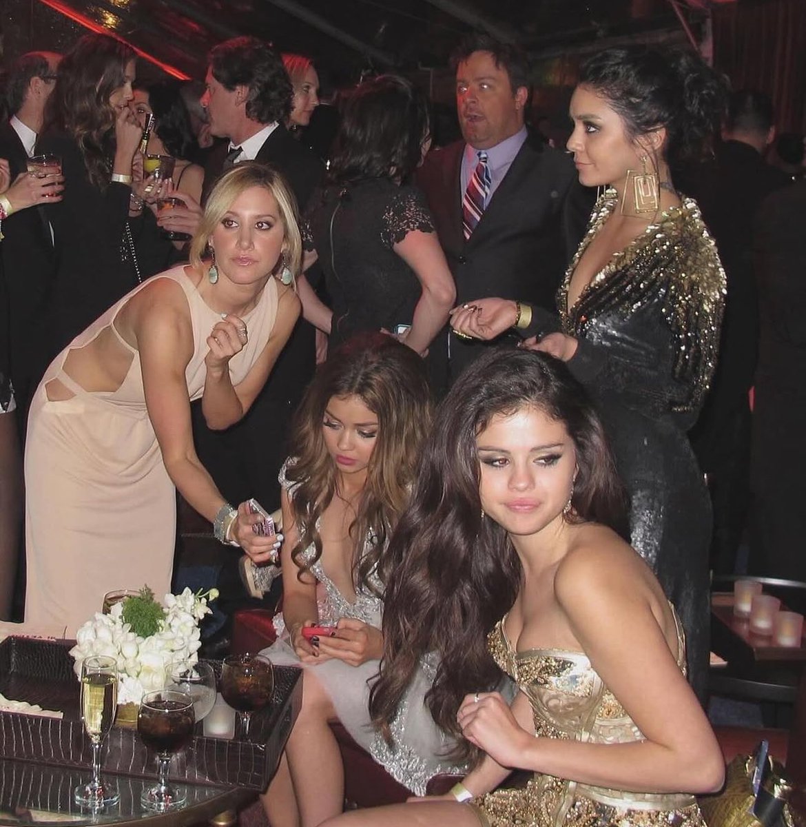notgwendalupe's tweet image. ashley tisdale, sarah hyland, selena gomez & vanessa hudgens at golden globes afterparty, 2013