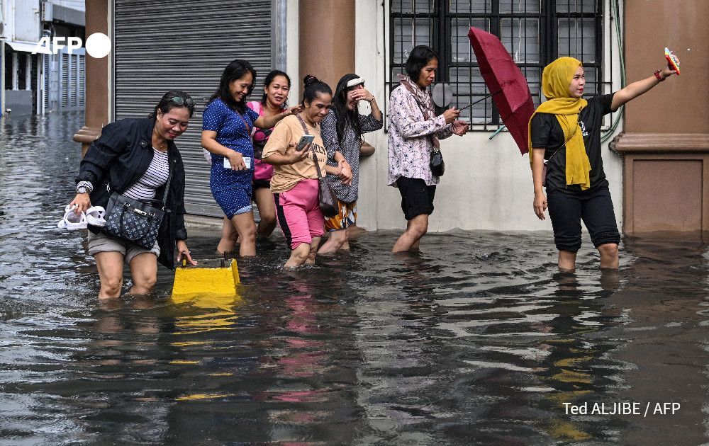 AFP's tweet image. Philippines flooding displaces thousands, two missing
u.afp.com/SYyv