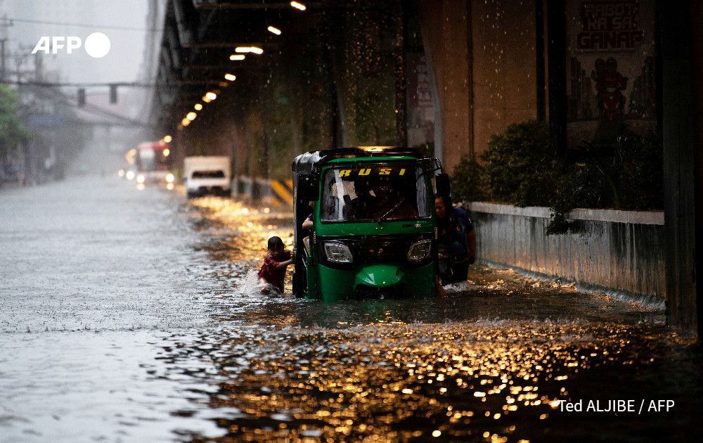 AFP's tweet image. Philippines flooding displaces thousands, two missing
u.afp.com/SYyv