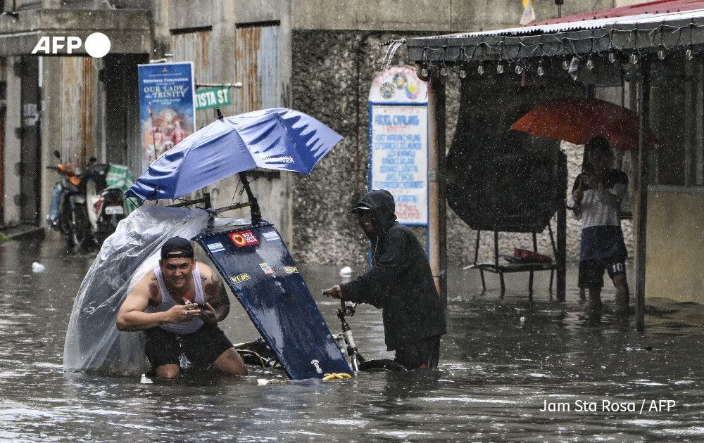 AFP's tweet image. Philippines flooding displaces thousands, two missing
u.afp.com/SYyv