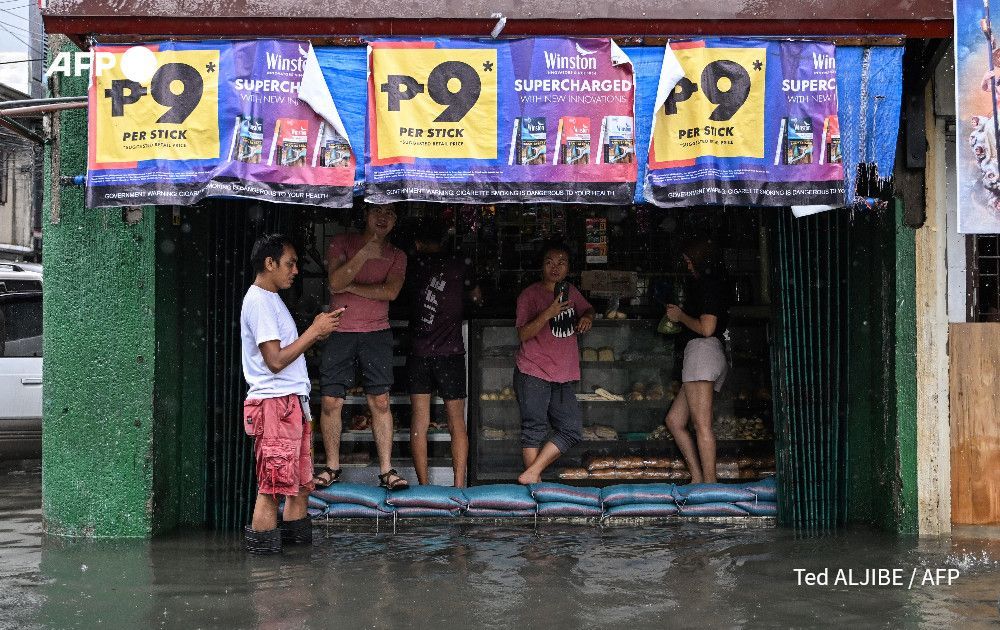 AFP's tweet image. Philippines flooding displaces thousands, two missing
u.afp.com/SYyv