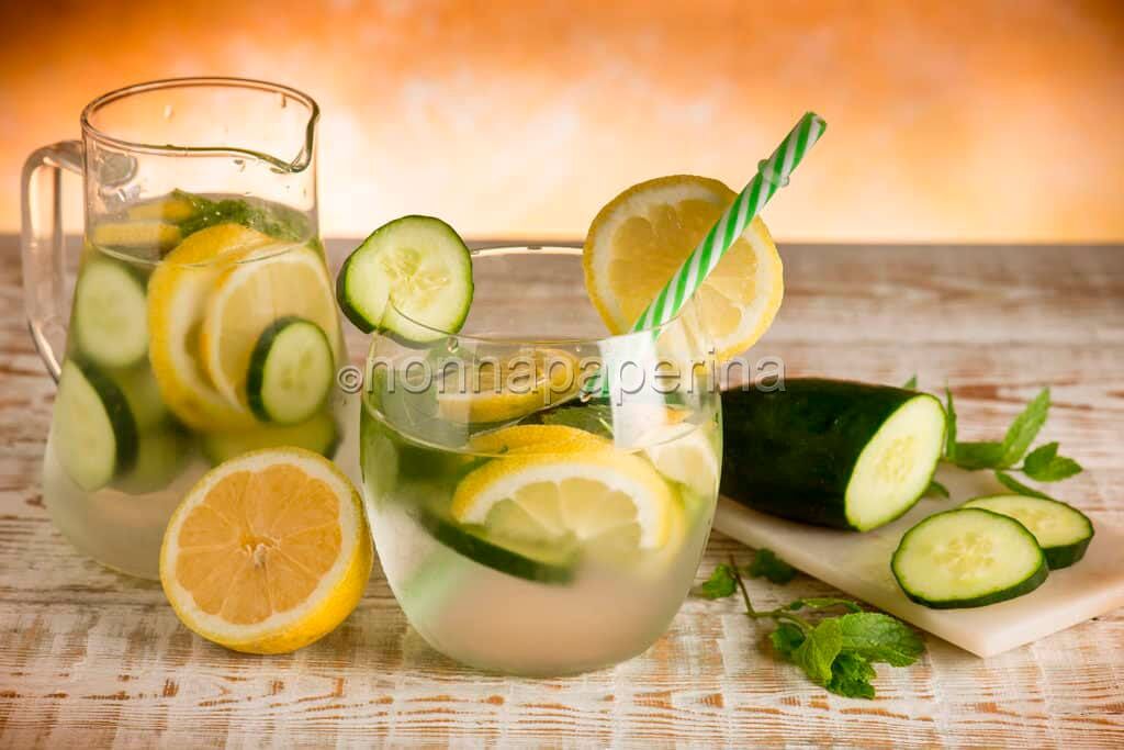 Acqua aromatizzata al limone cetriolo e menta: un gesto semplice che trasforma l’acqua in una coccola fresca e benefica. Bastano pochi ingredienti per creare una bevanda leggera, profumata e bella da vedere, perfetta per chi vuole idratarsi con piacere. bit.ly/4kRjLGu