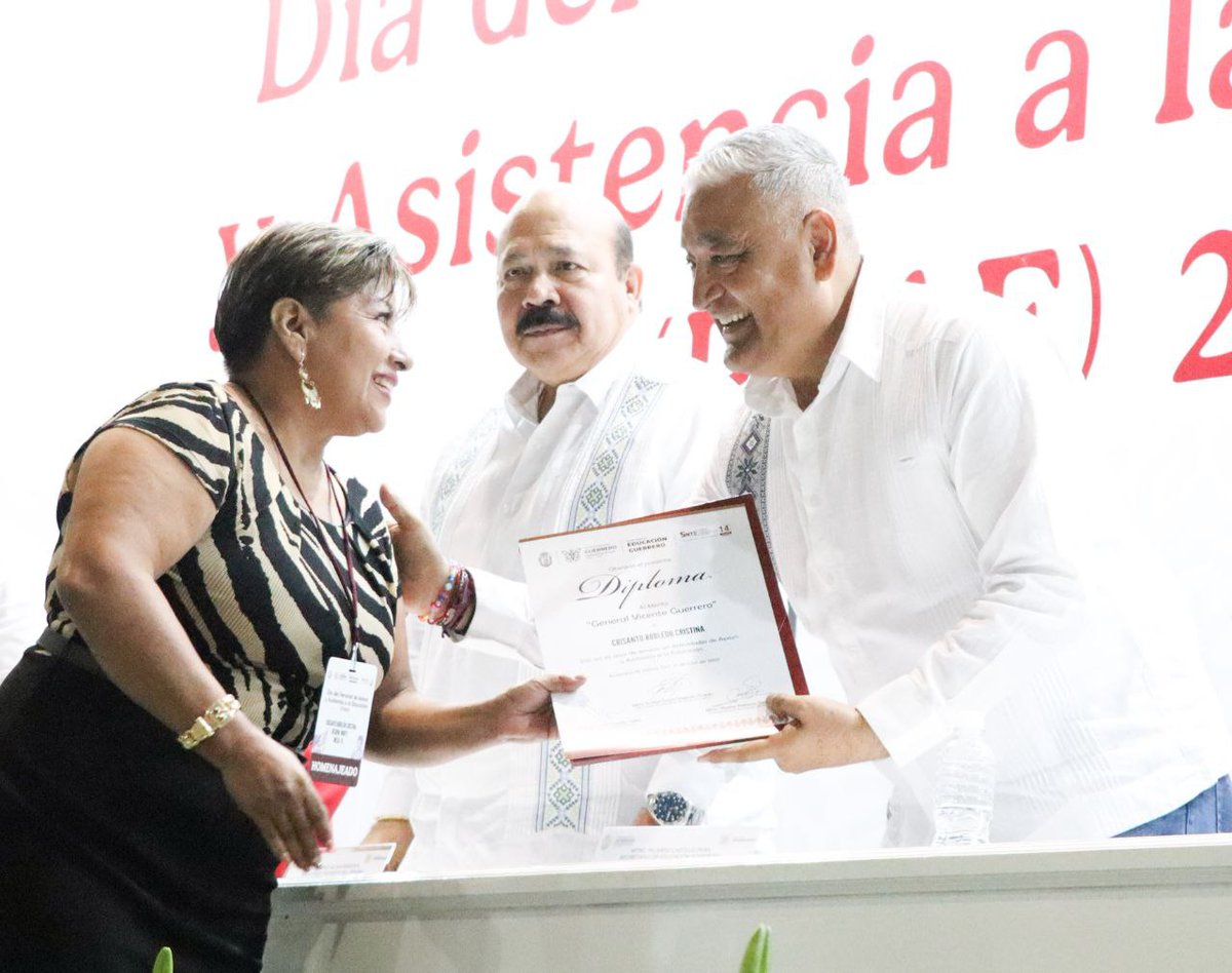 EducGuerrero's tweet photo. 🗣️🎙️#NotiSEG| Un total de 996 #PAAE, fueron homenajeados con el reconocimiento "Gral. Vicente Guerrero" por su trayectoria de 20 a 50 años de servicio, en un acto encabezado por el secretario de Educación en Guerrero, Ricardo Castillo Peña, en Acapulco. 🎉 https://t.co/eFi0sD2qAE https://t.co/eseU3D4uxA