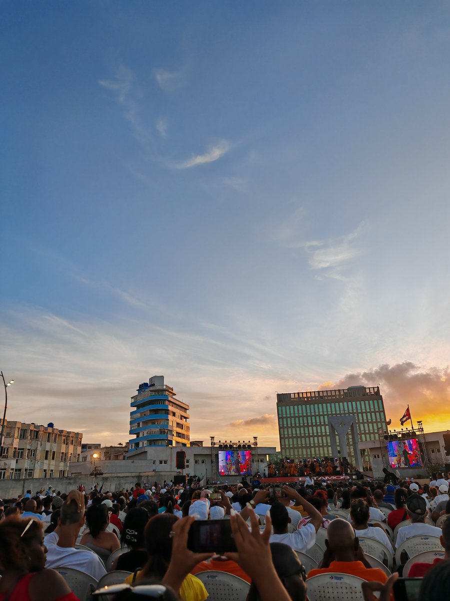 En la Tribuna Antimperialista, en la gala cultural d la Habana, rendimos honor a la heroica gesta del 26/7,  amor eterno a los jóvenes del Centenario, a Fidel nuestro eterno Comandante en Jefe. Tenemos razones para defender nuestra Gloriosa Revolución, convencidos q Venceremos!