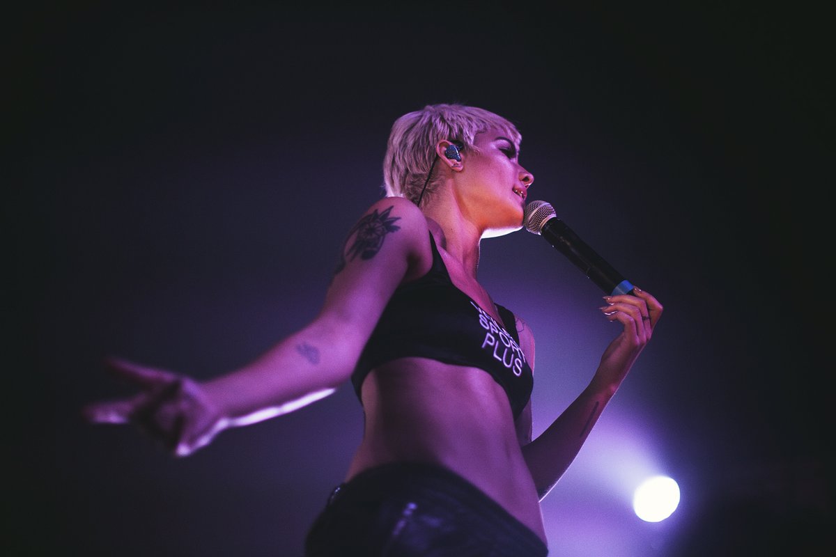 haIseylq's tweet image. Fun fact: before joining Halsey's team in 2019, Yasi photographed Halsey on 'Badlands Tour' Los Angeles in 2015 as a fan!!