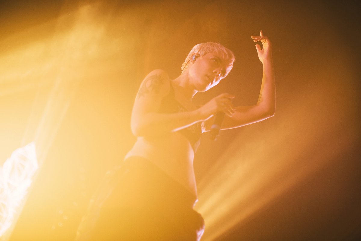 haIseylq's tweet image. Fun fact: before joining Halsey's team in 2019, Yasi photographed Halsey on 'Badlands Tour' Los Angeles in 2015 as a fan!!