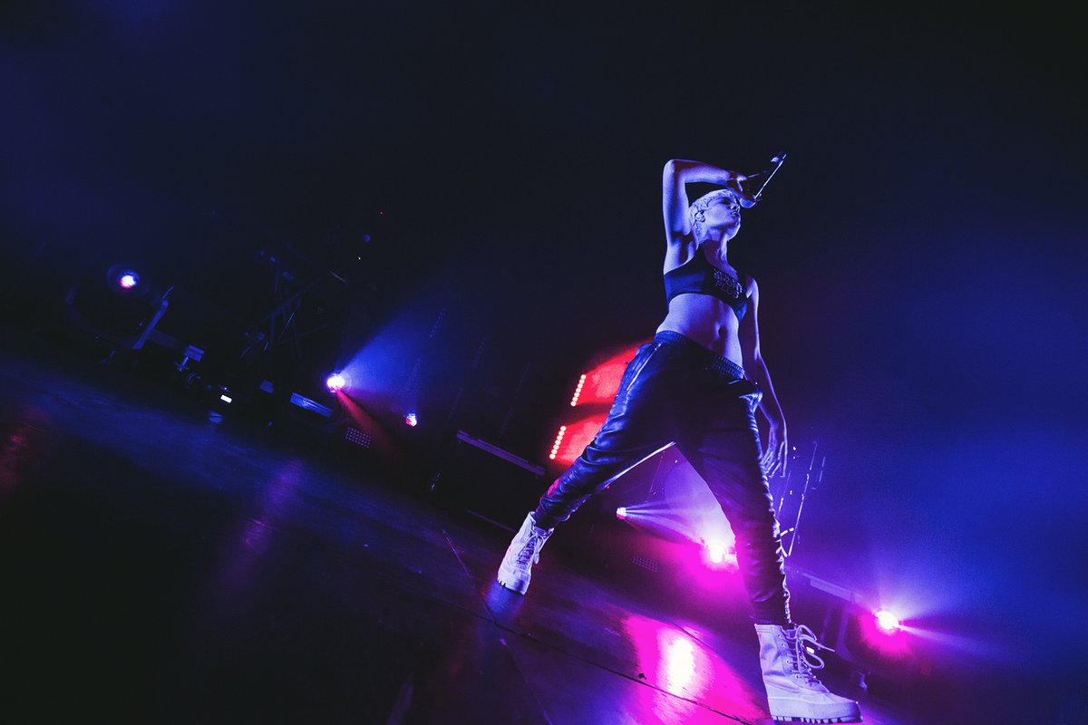haIseylq's tweet image. Fun fact: before joining Halsey's team in 2019, Yasi photographed Halsey on 'Badlands Tour' Los Angeles in 2015 as a fan!!