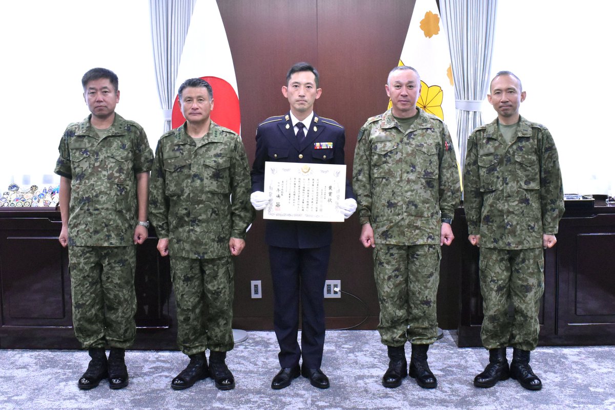 【成績優秀者に方面総監賞授与】
7月15日（火）、第2陸曹教育隊で実施された第218期陸曹上級課程で優秀な成績を修めた石川1曹に対し、方面総監賞が授与されました。
#自衛隊 #陸上自衛隊 #陸曹 #教育隊 #仙台駐屯地