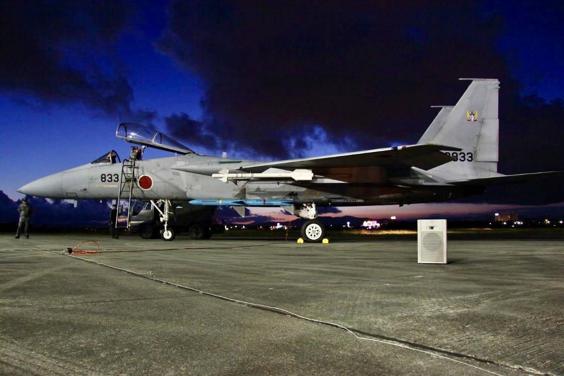 0w2pmY8c6oJ292i's tweet image. 今日と明日はエアパークで夜間開館イベントが行われます
昔はF-15JやF-2を展示ライトアップした事もありました
#毎週火曜日はイーグルの日
#エアパーク