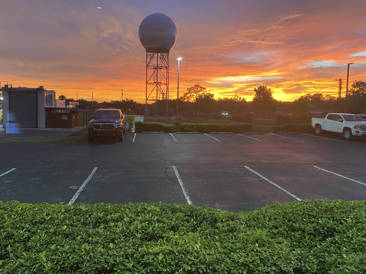 NWSTampaBay's tweet image. A great view of the sunset from our office this evening! What was your view? 😍🌅
#FLwx