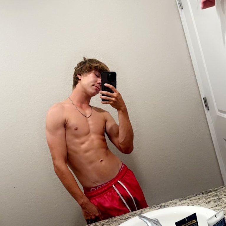 just turned 18 say hi for a suprise d pic in ur dms 😝